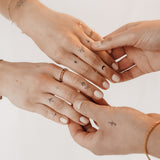 Bundle di tatuaggi sulle dita