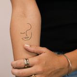 Volto astratto con occhio chiuso