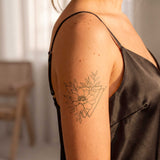 Tatuaggio triangolo e fiori