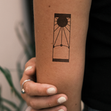 Finestra con sole astratta