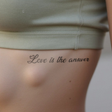 Tatuaggio "Love is the answer"