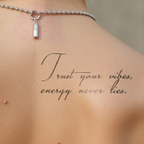 Tatuaggio "Trust your vibes, energy never lies"