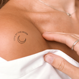 Luna con scritta "Love by the Moon"