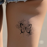 Tatuaggio farfalla circondata da fiori