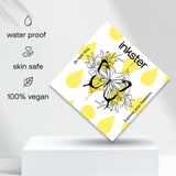 Tatuaggio farfalla circondata da fiori