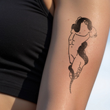 Tatuaggio statua greca con serpente