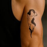 Tatuaggio statua greca con serpente