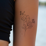 Tatuaggio fiore con due farfalle
