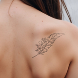 Tatuaggio piuma con fiori