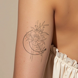 Tatuaggio luna con fiori grande