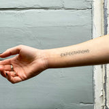 Scritta barrata "Expectations"