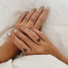 Simbolo piccolo - Tatuaggio ornamentale dita