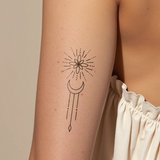 Tatuaggio ornamentale geometrico luna