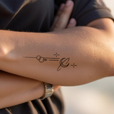 Tatuaggio con piccoli elementi luna e stelle
