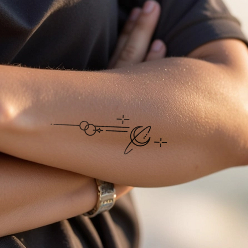 Tatuaggio con piccoli elementi luna e stelle