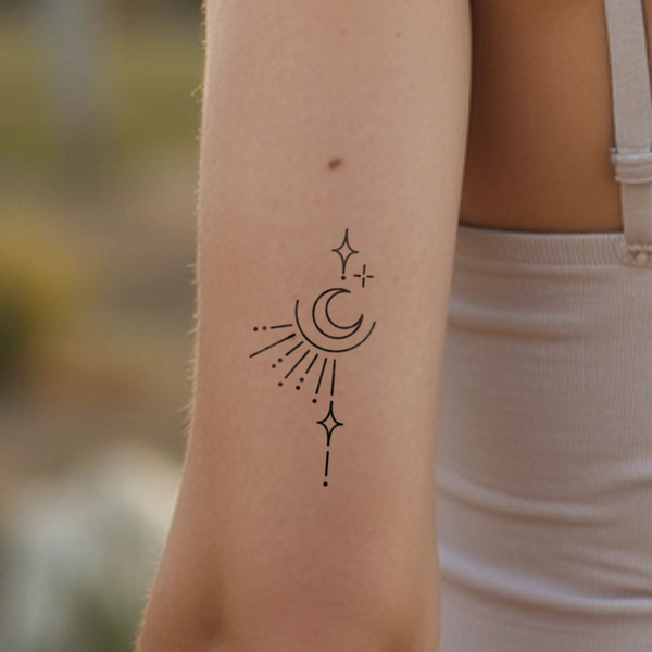 Tatuaggio con piccoli elementi di luna, stelle e sole 