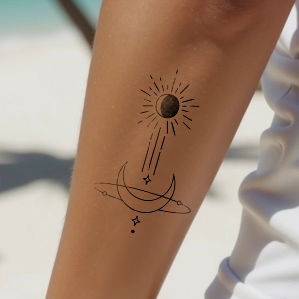 Tatuaggio con elementi universo 