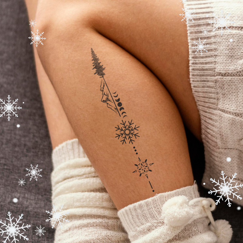 Tatuaggio di abete con vari elementi invernali