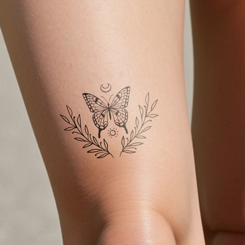 Tatuaggio farfalla nel ramo di alloro