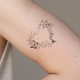 Tatuaggio corona di fiori a forma di cuore con farfalla e pesce