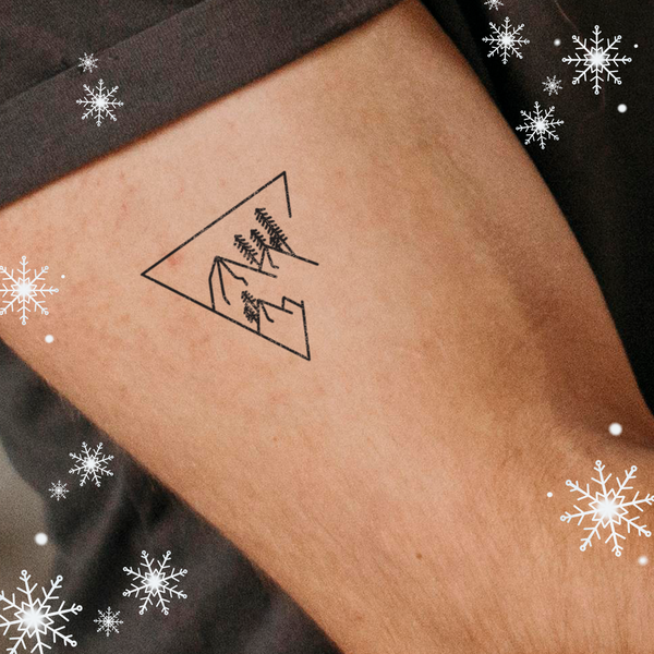 Tatuaggio con triangolo e montagne