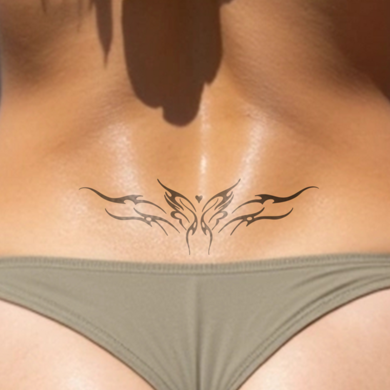 Tatuaggio lombare con farfalla