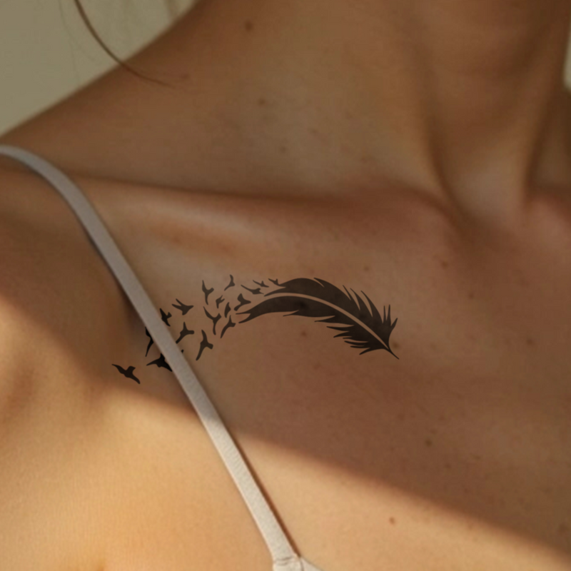 Tatuaggio piuma con uccelli